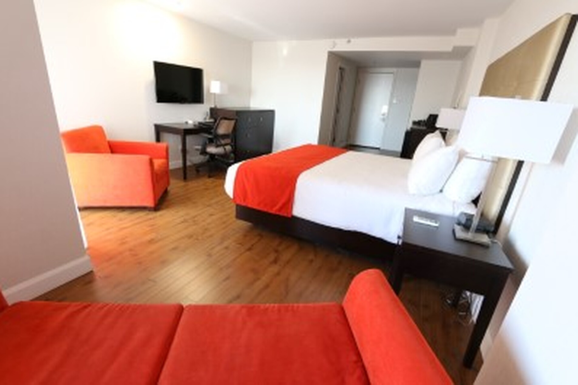 Chambre avec un très grand lit et un grand lit escamotable avec balcon