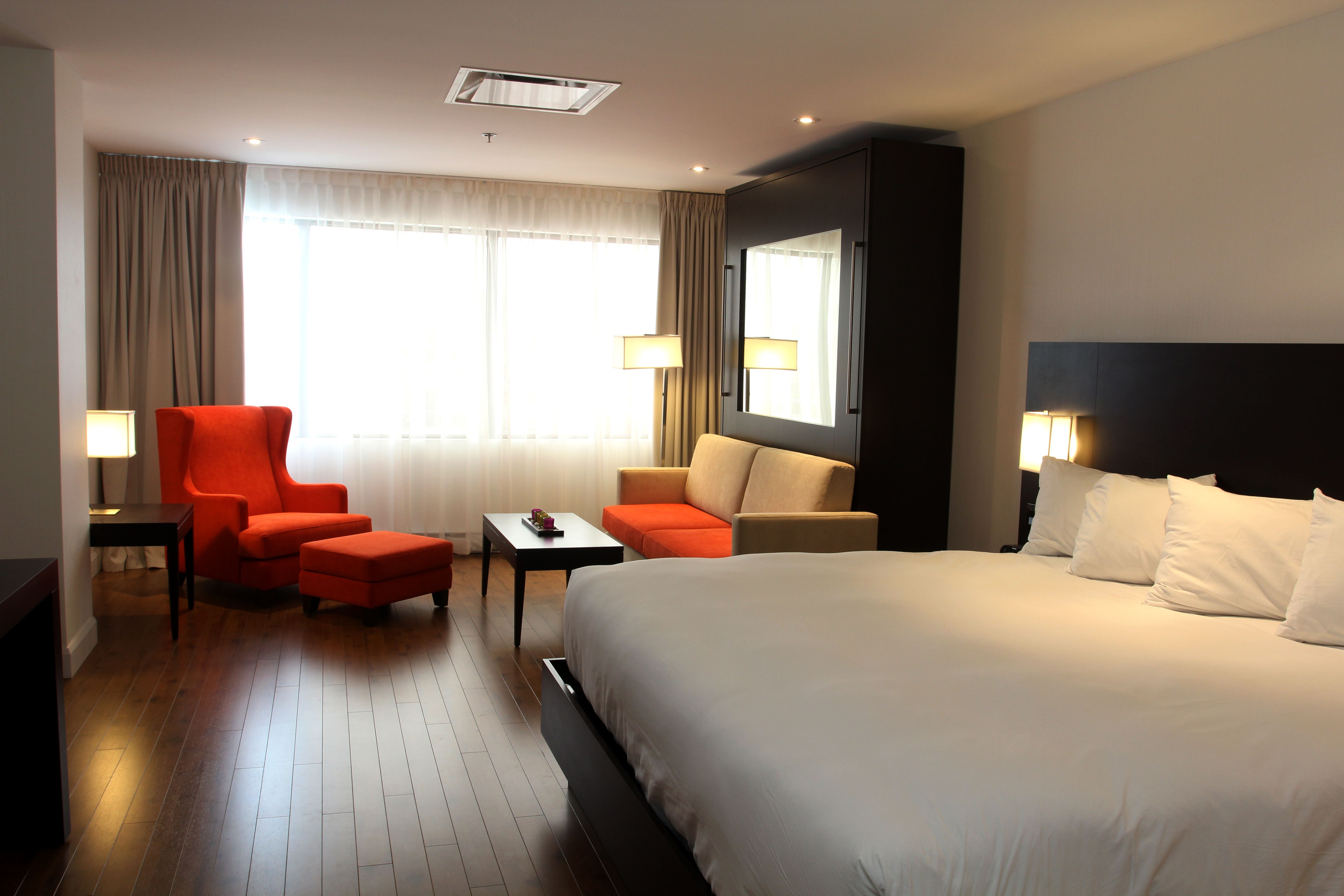 Chambre avec un très grand lit et un grand lit escamotable