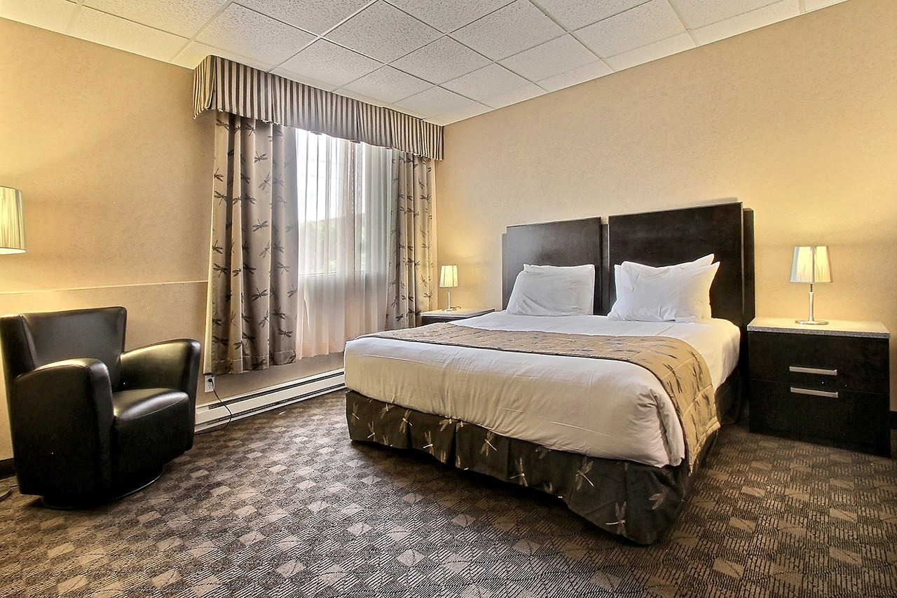 Chambre avec un très grand lit (king) avec bain tourbillon