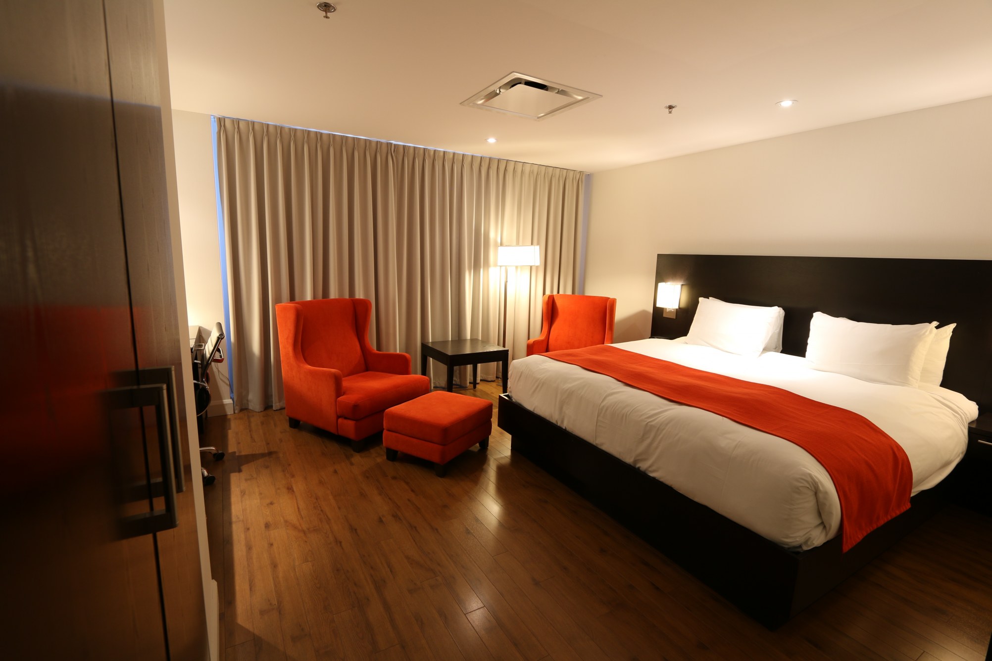 Chambre avec un très grand lit