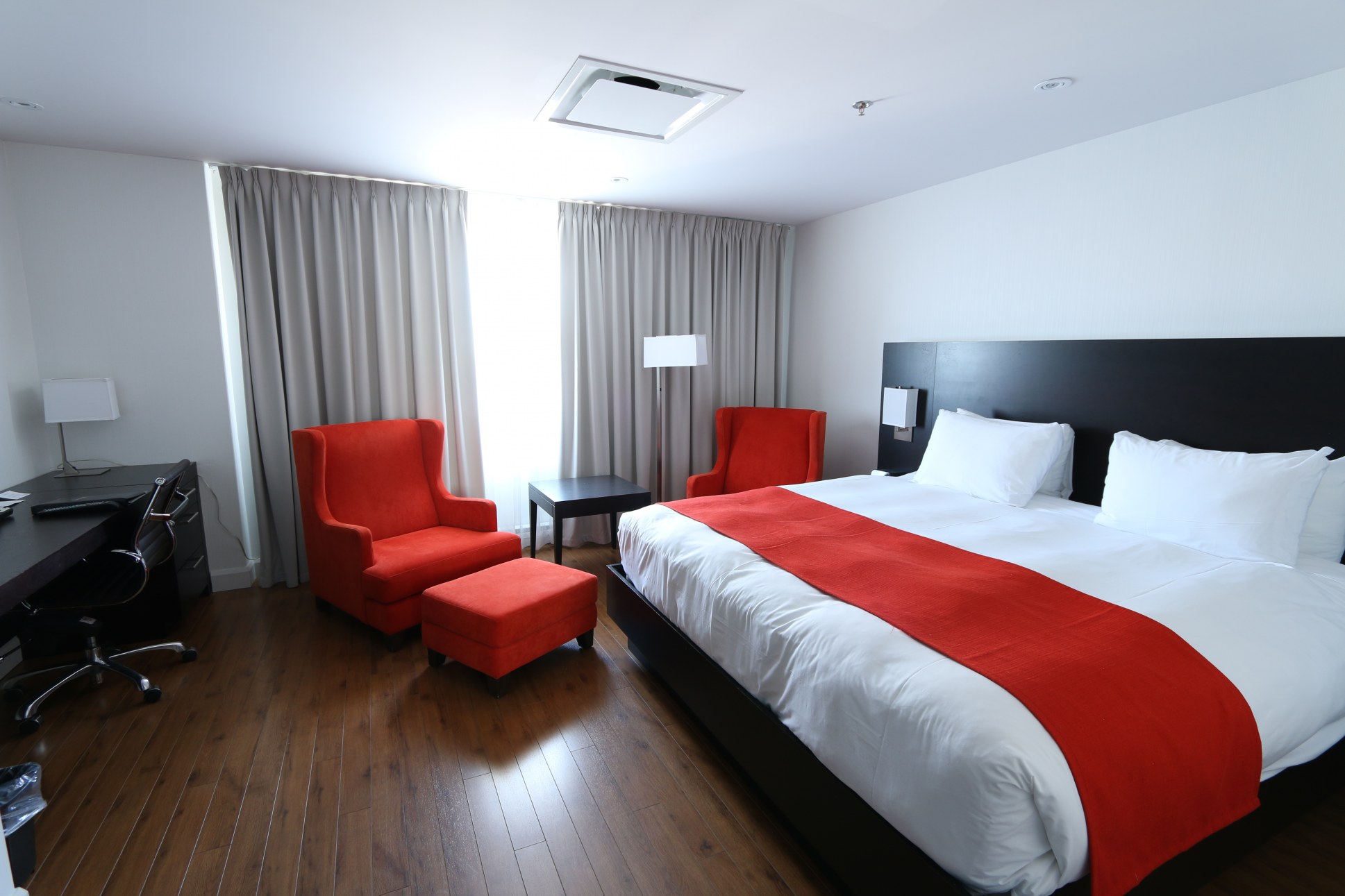 Chambre avec un très grand lit