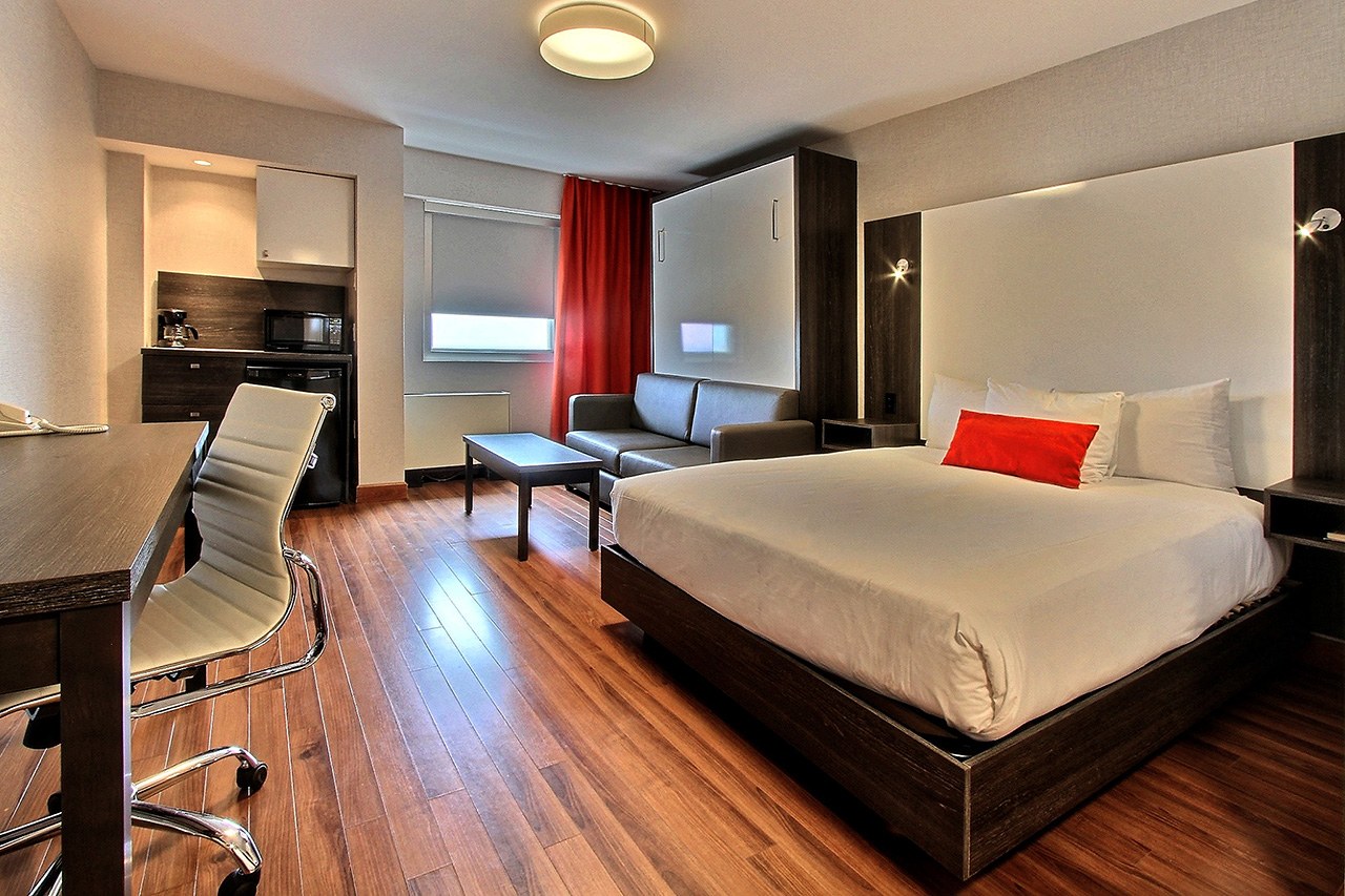 Chambre avec un grand lit et un grand lit escamotable