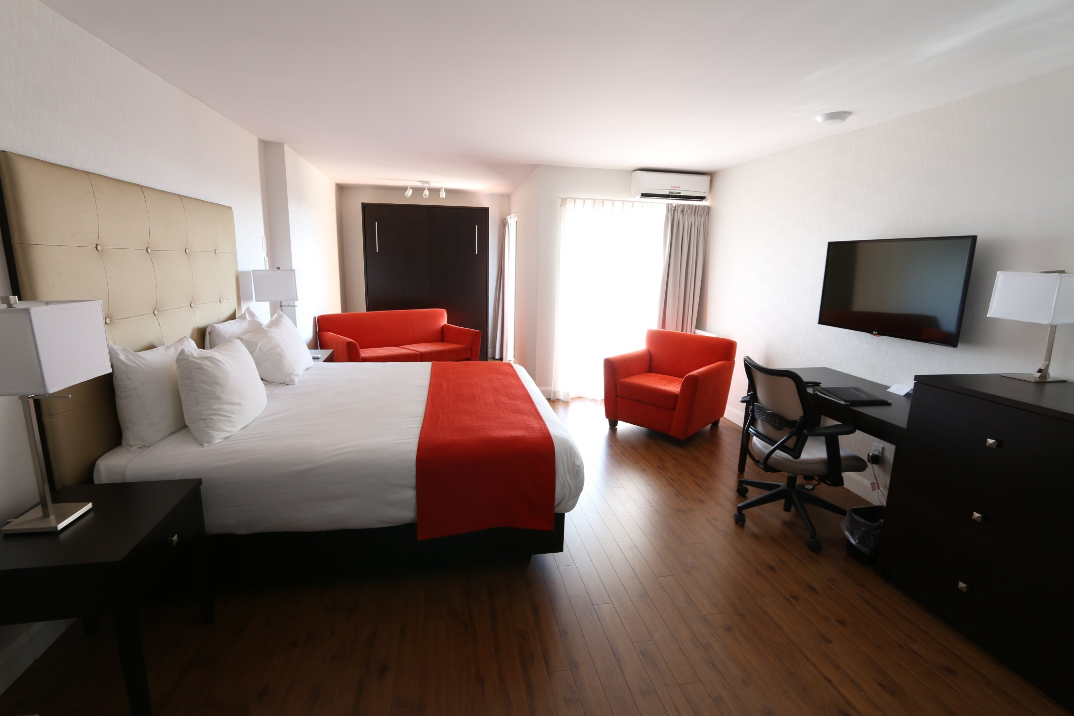 Chambre avec un très grand lit et un grand lit escamotable avec balcon