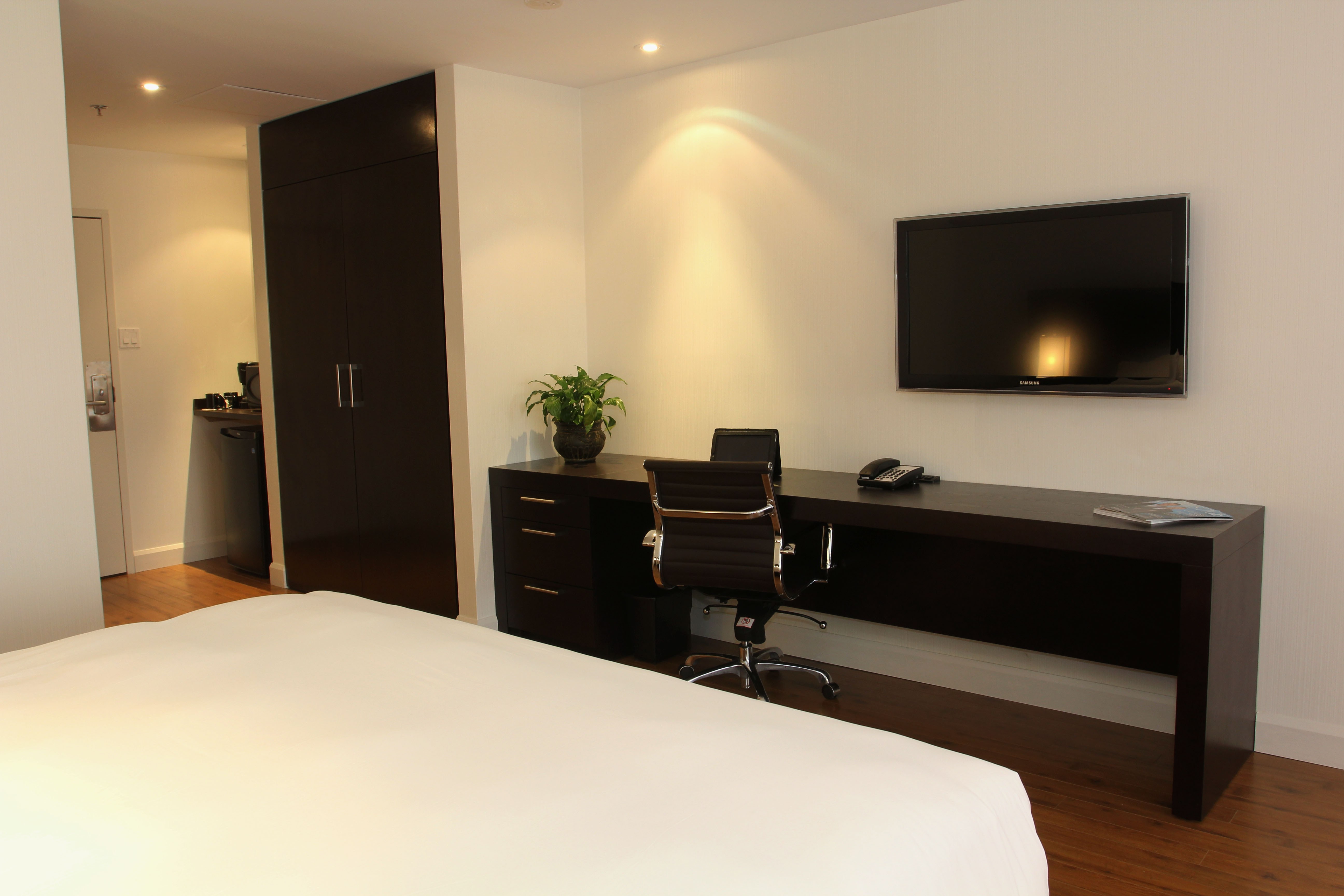 Chambre avec un très grand lit et un grand lit escamotable
