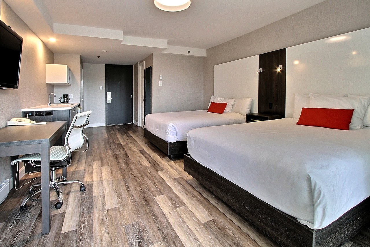 Chambre avec 2 grands lits et balcon