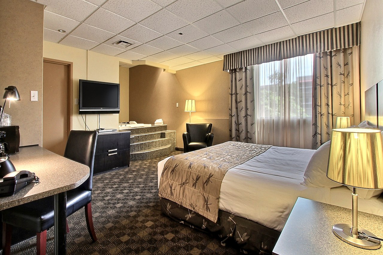 Chambre avec un très grand lit (king) avec bain tourbillon
