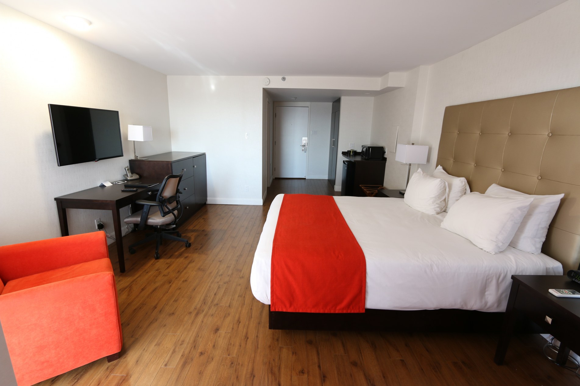 Chambre avec un très grand lit et un grand lit escamotable avec balcon